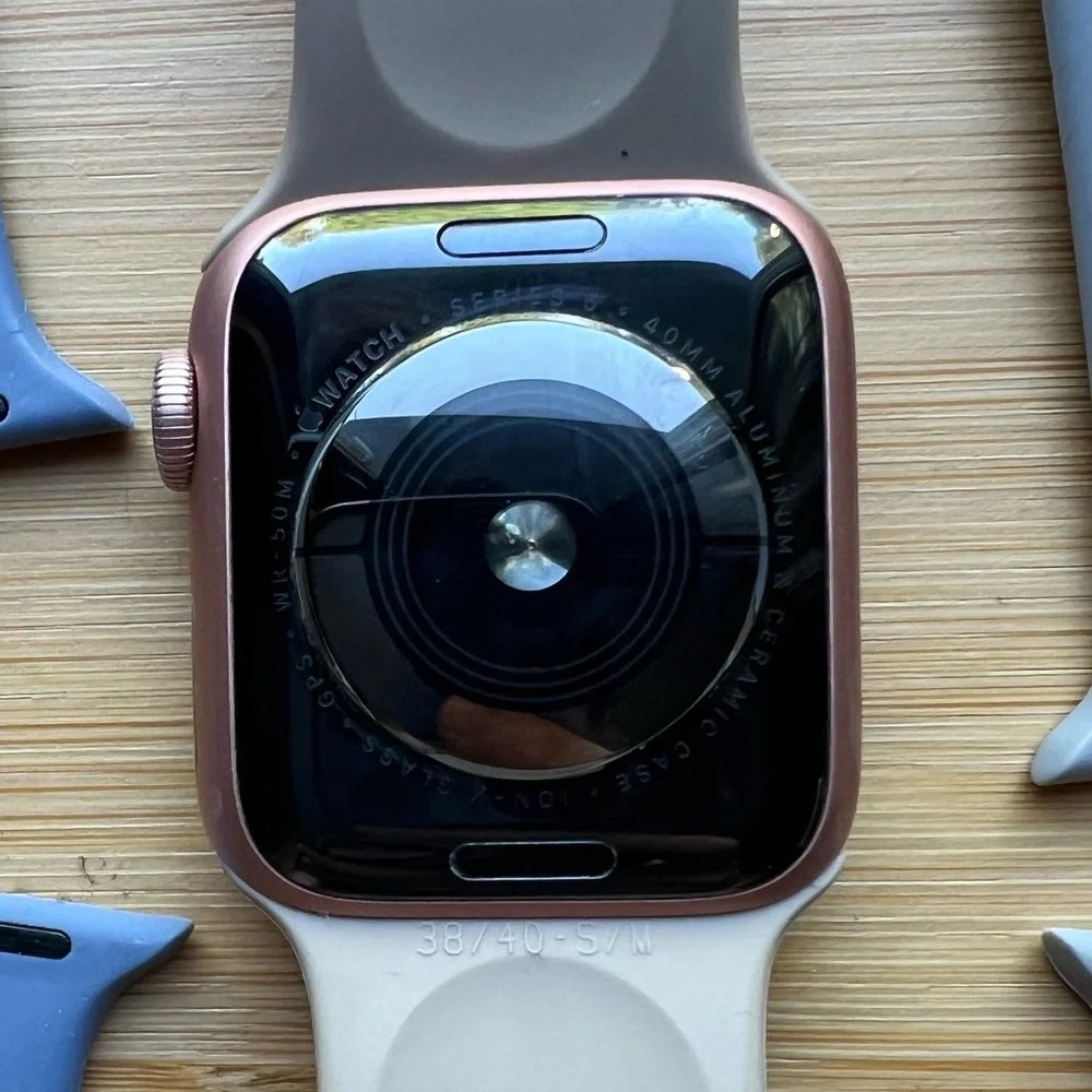 Apple Series 5 40mm Smartwatch Bundle